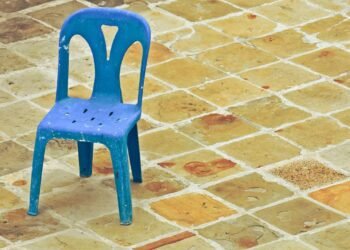 O furo na cadeira de plástico tem uma função que você não sabia: veja