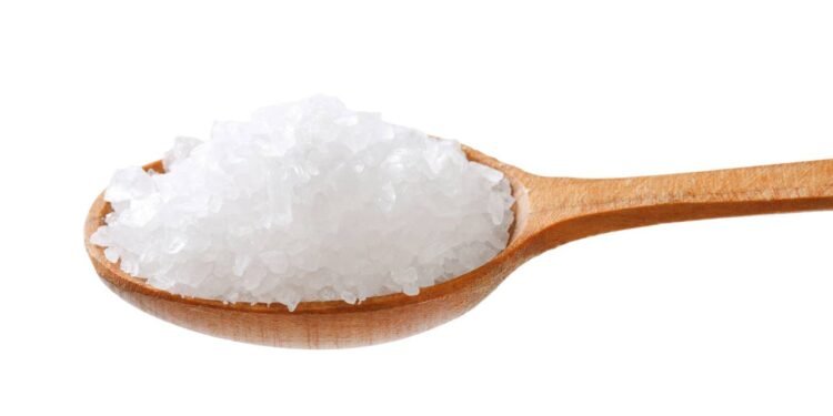 Coloque sal grosso na máquina de lavar e melhore a limpeza de suas roupas