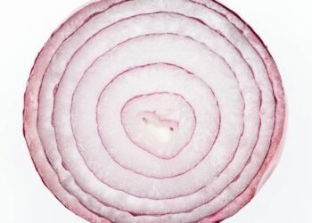 Cebola no cabelo? Saiba como o ingrediente pode ajudar na queda