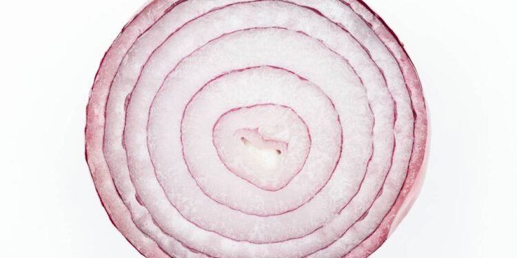 Cebola no cabelo? Saiba como o ingrediente pode ajudar na queda
