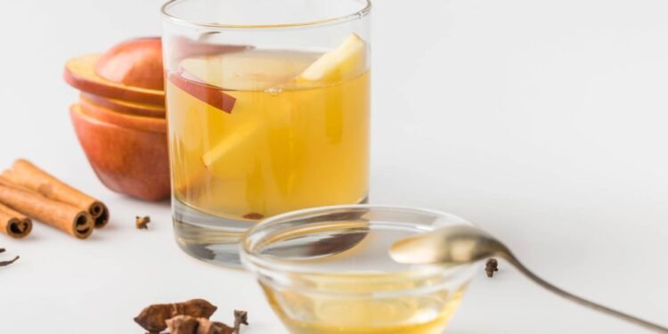 Conheça os benefícios do chá de casca de maçã com canela