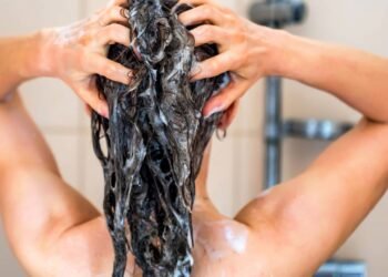 Afinal, lavar o cabelo com detergente faz mal? Descubra