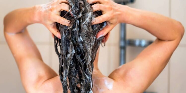 Afinal, lavar o cabelo com detergente faz mal? Descubra