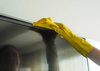 Como limpar a TV corretamente e evitar danos irreversíveis