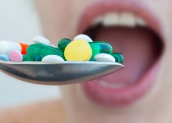 Misturar suplementos e vitaminas pode trazer riscos; saiba tudo