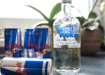 Vodca com energético faz mal? Saiba tudo sobre a mistura comum do Carnaval