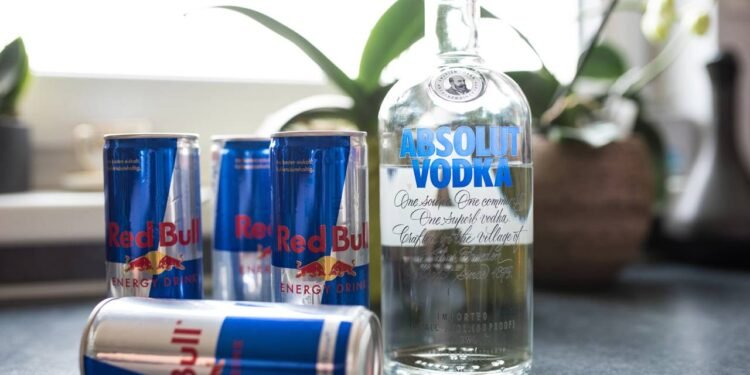 Vodca com energético faz mal? Saiba tudo sobre a mistura comum do Carnaval