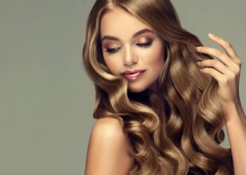 Morango no cabelo? Entenda como a vitamina C fortalece os fios