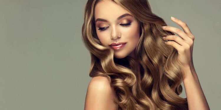 Morango no cabelo? Entenda como a vitamina C fortalece os fios