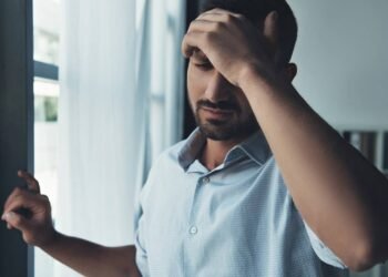 Dor de cabeça e tempo nublado: qual a relação? Ciência explica o fenômeno