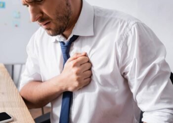 Dor no peito: como saber se é infarto ou crise de ansiedade?