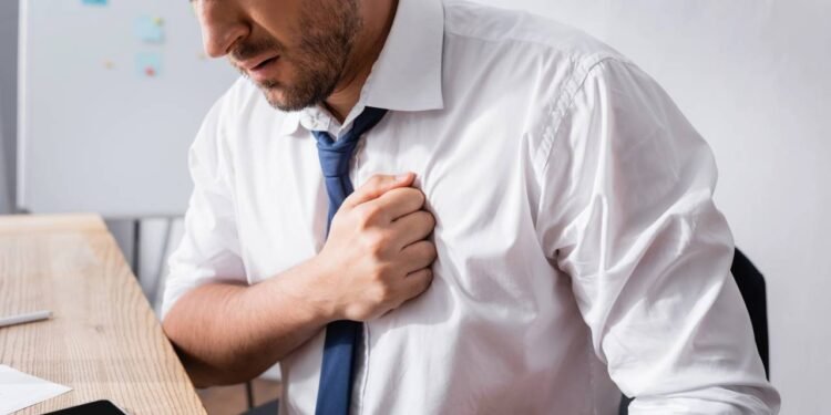 Dor no peito: como saber se é infarto ou crise de ansiedade?