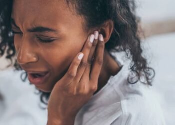 O que é o zumbido que escutamos no silêncio absoluto?