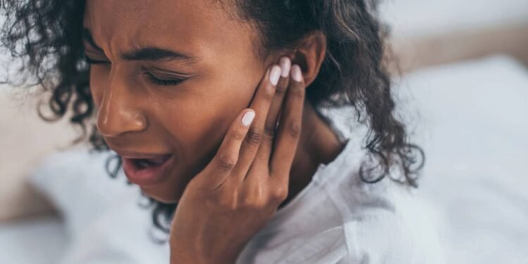 O que é o zumbido que escutamos no silêncio absoluto?