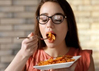 Você sabia? Mastigar devagar ajuda na saciedade; entenda