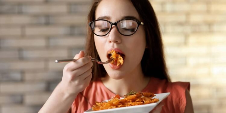 Você sabia? Mastigar devagar ajuda na saciedade; entenda