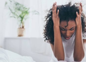 Enxaqueca em mulheres pode aumentar o risco de AVC; entenda