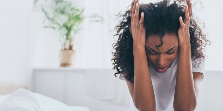 Enxaqueca em mulheres pode aumentar o risco de AVC; entenda