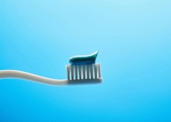 Você sabia? As primeiras escovas dentais eram feitas com pelos de porco e cavalo