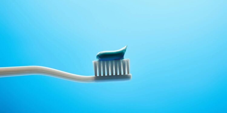 Você sabia? As primeiras escovas dentais eram feitas com pelos de porco e cavalo