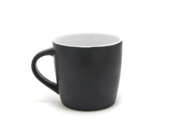 Faca cega? Aprenda a amolar usando apenas uma caneca