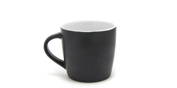 Faca cega? Aprenda a amolar usando apenas uma caneca