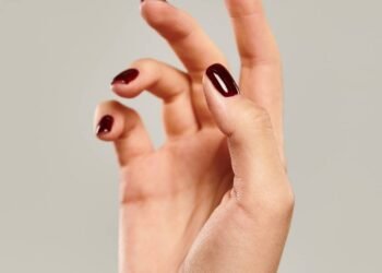 Unhas descascando nas tarefas de casa? Saiba como fazer esmalte durar