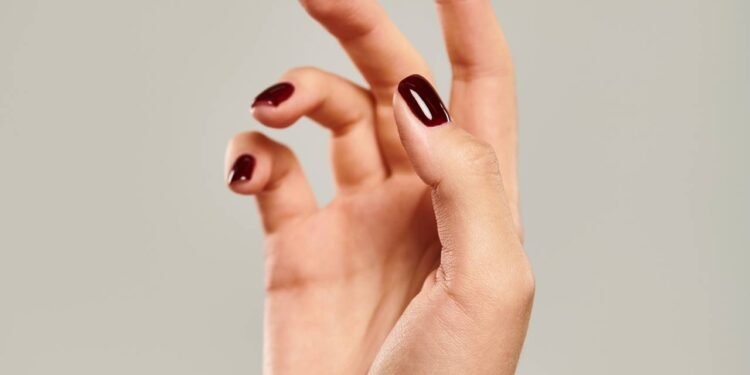 Unhas descascando nas tarefas de casa? Saiba como fazer esmalte durar