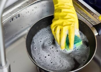 Economize na hora de lavar louça: saiba como detergente pode durar mais