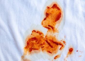 Mancha de molho na roupa: como tirar sem o uso de bicarbonato