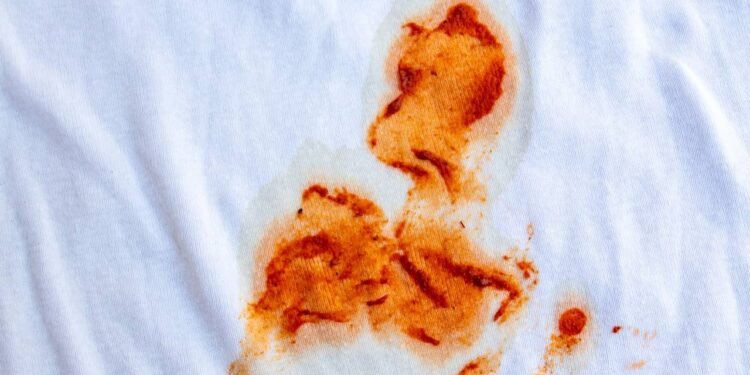 Mancha de molho na roupa: como tirar sem o uso de bicarbonato