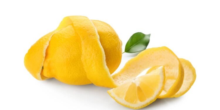 Casca de limão na pia: conheça truque para eliminar odores