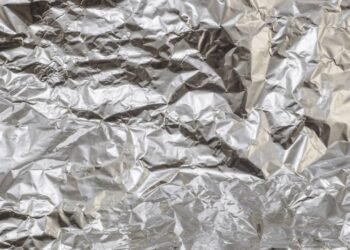 Papel alumínio para limpar janelas: truque facilita na hora da faxina