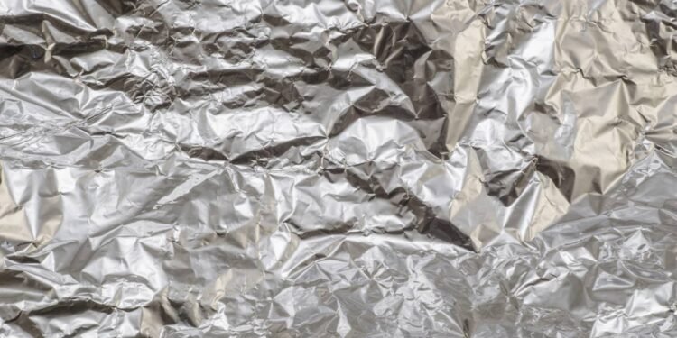 Papel alumínio para limpar janelas: truque facilita na hora da faxina