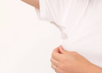 Manchas amarelas nas axilas: saiba como eliminar das roupas brancas