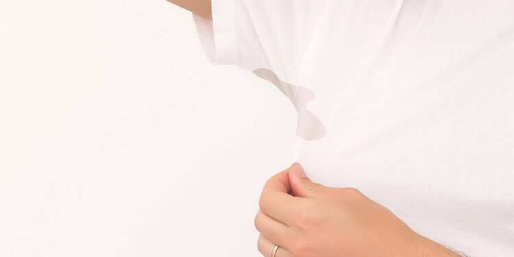 Manchas amarelas nas axilas: saiba como eliminar das roupas brancas