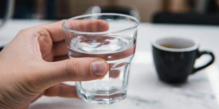 Água morna em jejum pela manhã ajuda mesmo a emagrecer? Saiba