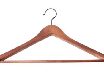 Cabides de madeira: saiba por que essa é a melhor opção para sua roupas