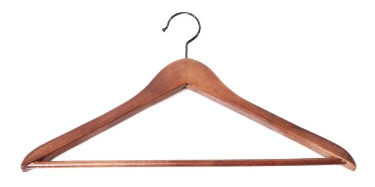 Cabides de madeira: saiba por que essa é a melhor opção para sua roupas