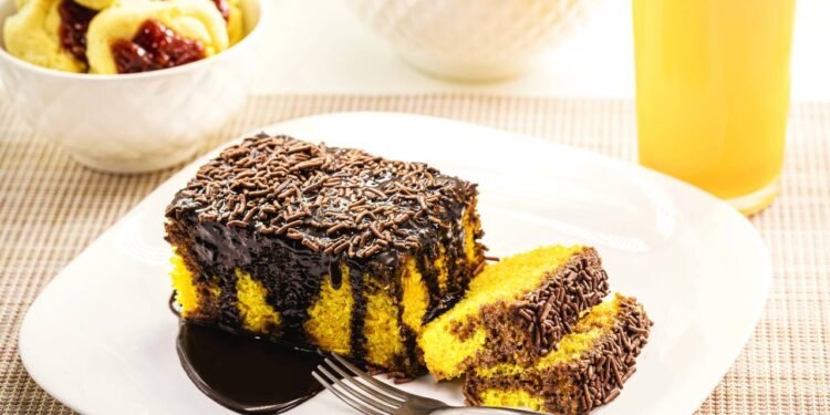 Aprenda a fazer bolo de cenoura sem açúcar; veja