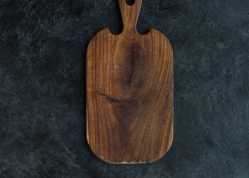 Sal e limão: saiba como eliminar mal cheiro da tábua de carne