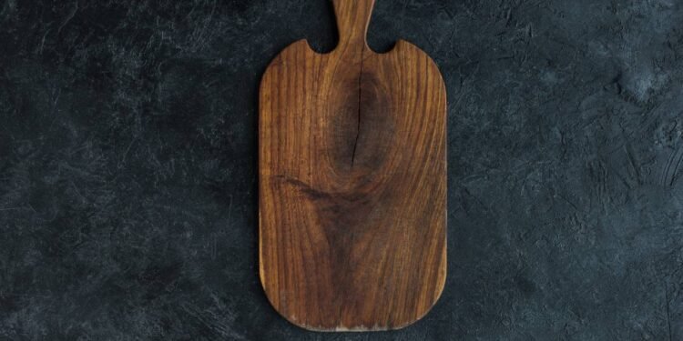 Sal e limão: saiba como eliminar mal cheiro da tábua de carne