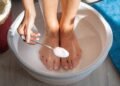 Lavar os pés com bicarbonato vai salvar a saúde dos seus pés; veja