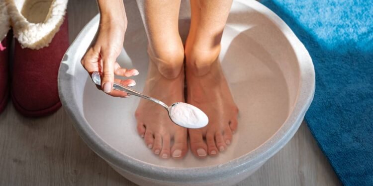 Lavar os pés com bicarbonato vai salvar a saúde dos seus pés; veja