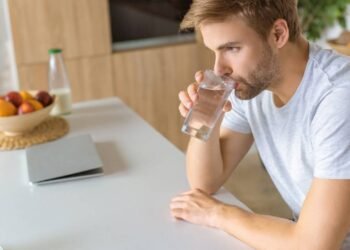 Beber água em excesso faz mal? Veja