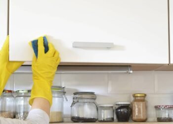 Veja os melhores métodos para limpar armários engordurados