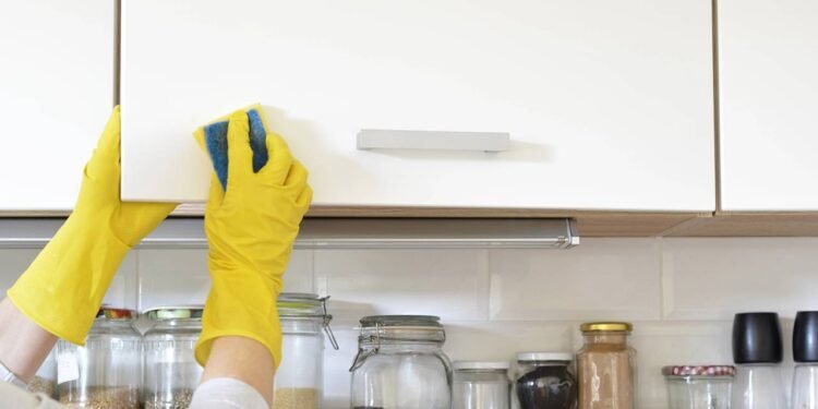 Veja os melhores métodos para limpar armários engordurados