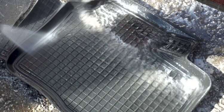 Borrife vinagre no tapete do carro e elimine o cheiro de mofo