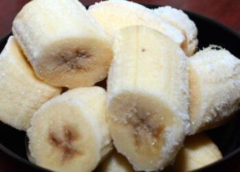 Banana congelada: saiba como a fruta pode render mais