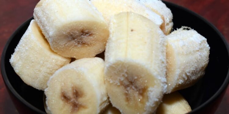 Banana congelada: saiba como a fruta pode render mais